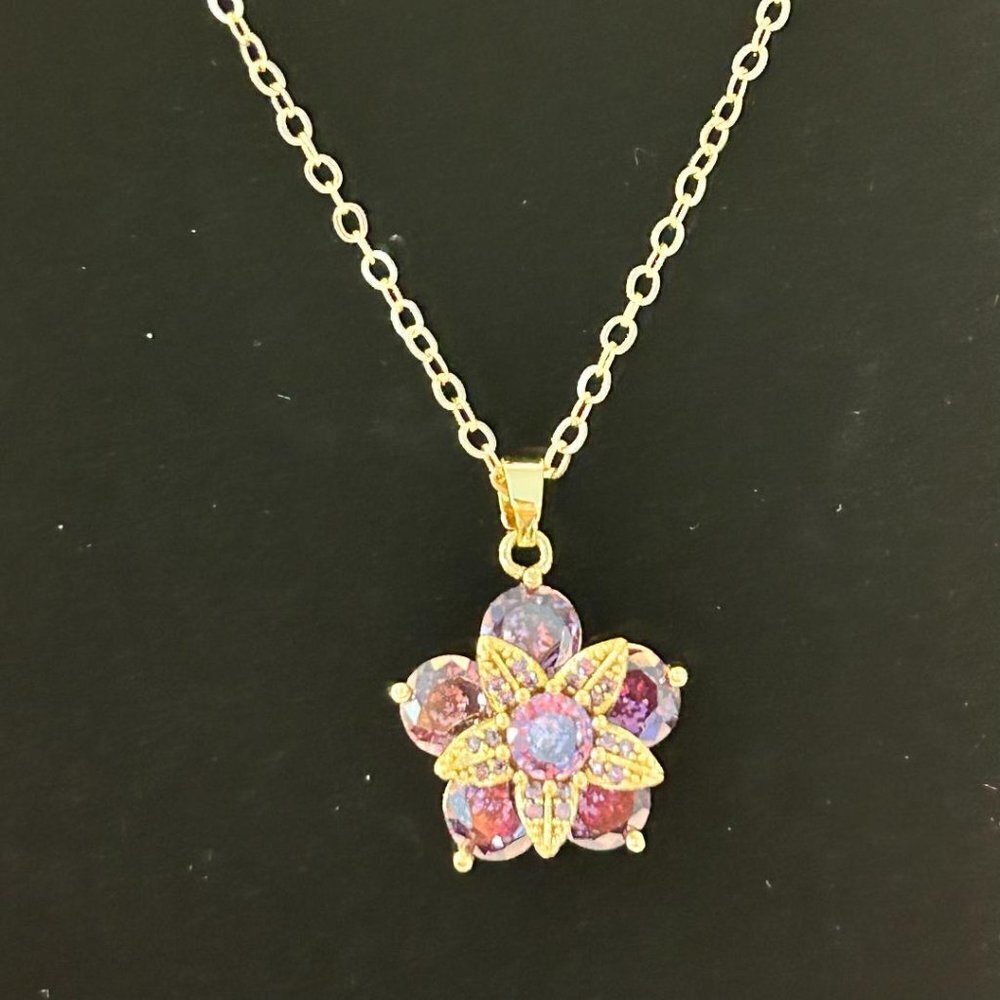 LADIES 18K gold plated rotating flower pendant